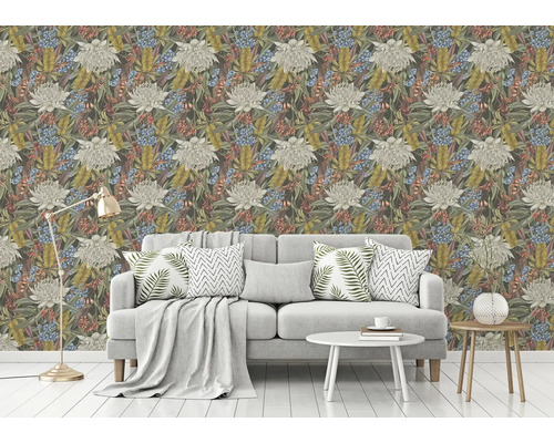 Vardagsrum med blommönstrad tapet och ljusgrå soffa