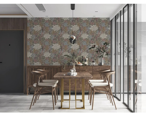 Matsal med matbord, stolar och blommig tapet för en elegant atmosfär