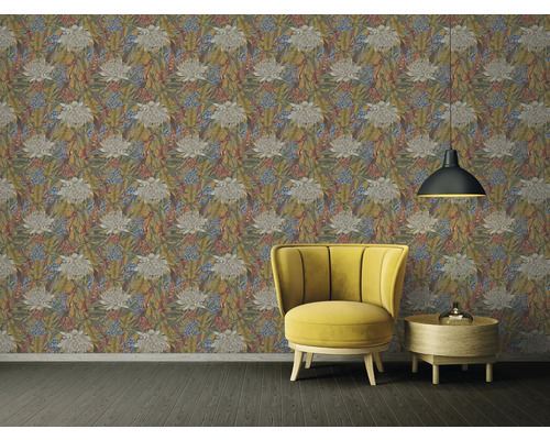 Dekorerat rum med gul fåtölj, lampa och blommig tapet