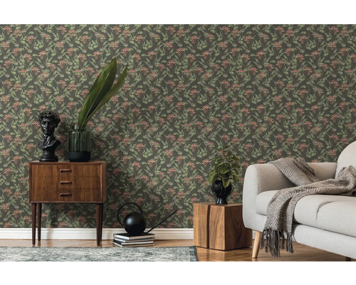 Dekorativt vardagsrum med blommig tapet, byrå och soffa.