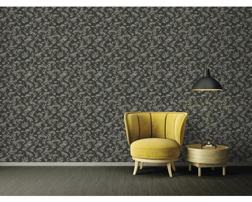 Dekorativt rum med blommig tapet, fåtölj och lampa