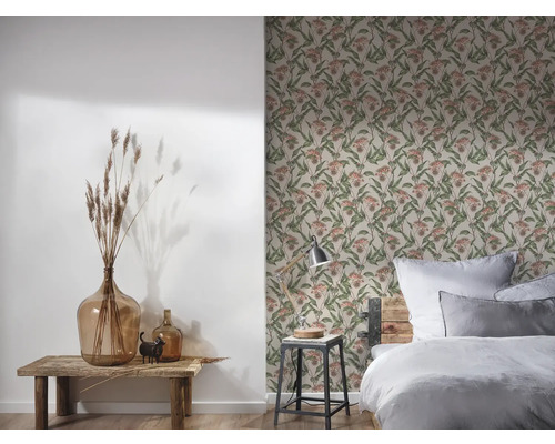 Sovrum med blommönstrad tapet, säng och dekorationer