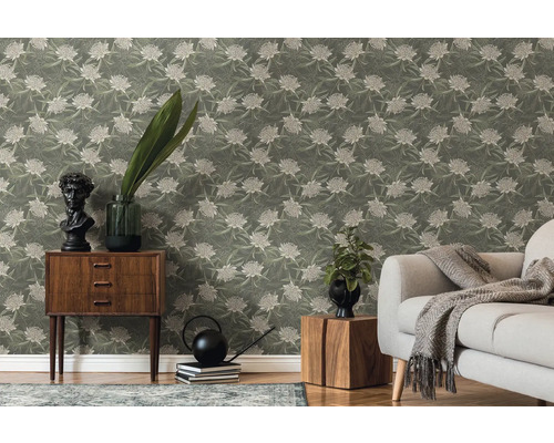 Vardagsrum med tapet med blommönster, byrå och soffa