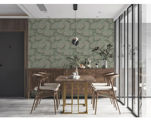Matsal med matbord, stolar, skänk och blommig tapet