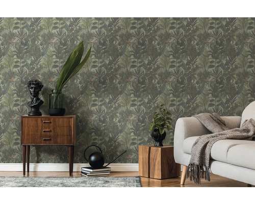 Vardagsrum med grön djungeltapet, byrå och soffa