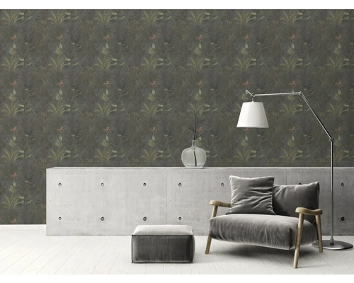 Vardagsrum med botanisk tapet, betongbyrå, fåtölj och golvlampa
