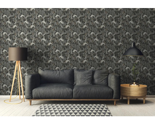 Vardagsrum med soffa, golvlampa, bordslampa, sidobord och djungeltapet