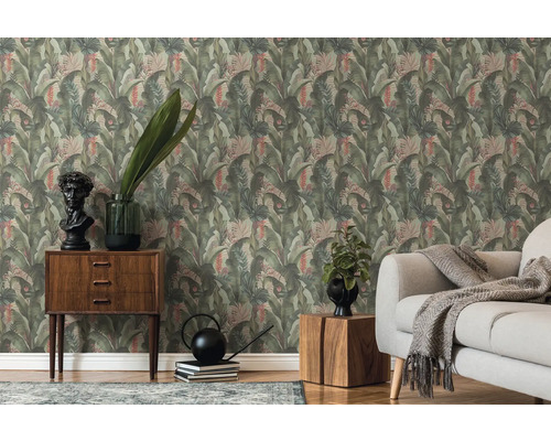 Vardagsrum med botanisk tapet, byrå och soffa