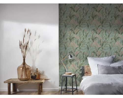 Inbjudande sovrum med botanisk tapet, rustik träsäng och naturlig dekoration.