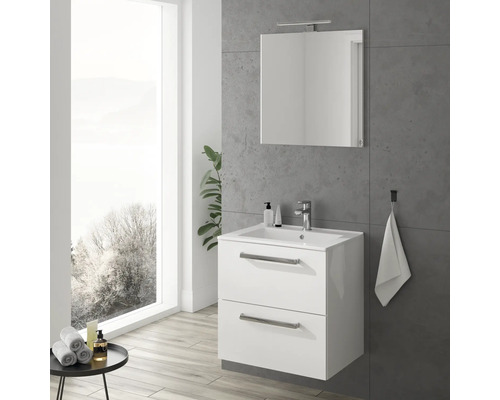 Modernt badrum med tvättställsskåp, spegel och handfat