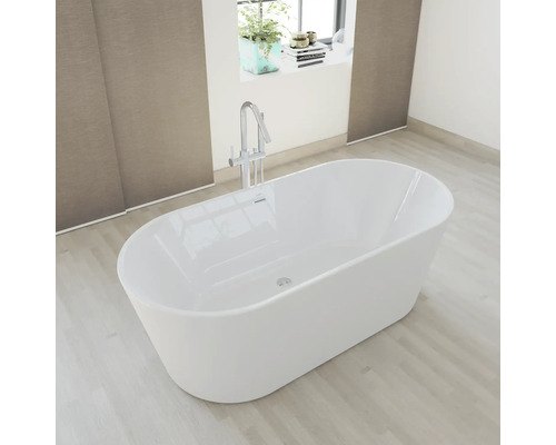 Fristående badkar med blandare i ett ljust badrum.