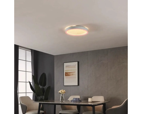 Miljöbild av en matsal med bord, stolar och en rund taklampa