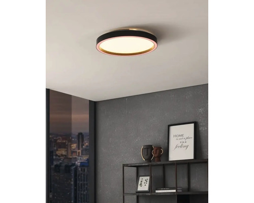 Rund taklampa i modern interiör.