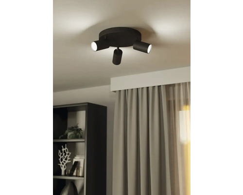 Taklampa med tre spotlights i ett vardagsrum