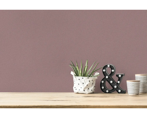 Närbild av en vägg med textilväv och dekoration på ett bord