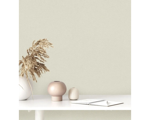 Närbild av en strukturtapet i en interiör, kombinerat med dekorativa element.