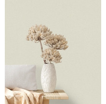 Dekorativ vas med torkade blommor på ett bord