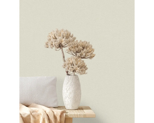 Dekorativ vas med torkade blommor på ett bord