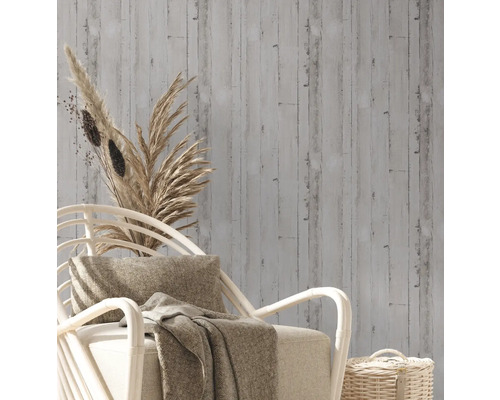 Dekorativ tapet med trämönster i en interiör med en fåtölj och dekoration.