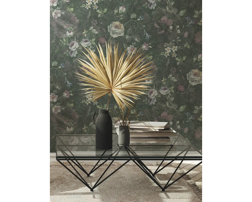 Vardagsrum med blommig tapet, soffbord i glas och dekoration
