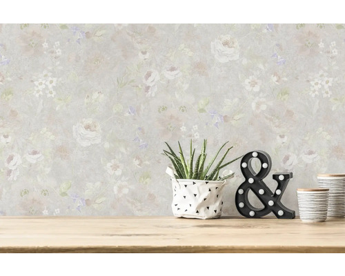 Rumsutsikt med blommig tapet, dekoration och bord