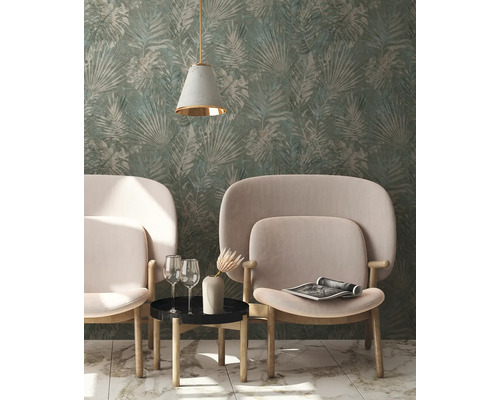 Vardagsrum med tapet med bladmönster, två fåtöljer och ett sidobord med dekoration