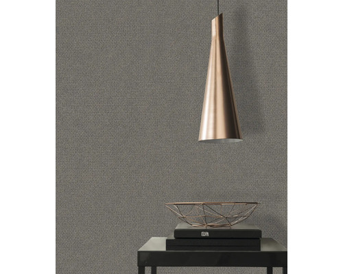 Närbild av en strukturtapet med lampa och dekorativ skål