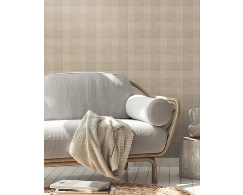 Vardagsrum med mönstrad tapet, soffa och dekorativa element för en hemtrevlig atmosfär.