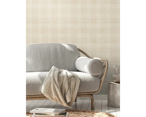 Vardagsrum med mönstrad tapet, soffa och dekoration