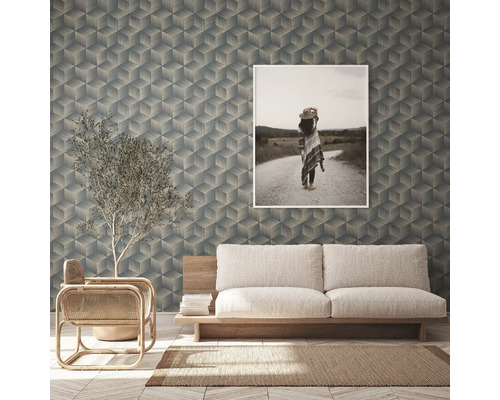 Vardagsrum med geometrisk tapet, soffa och inramad bild
