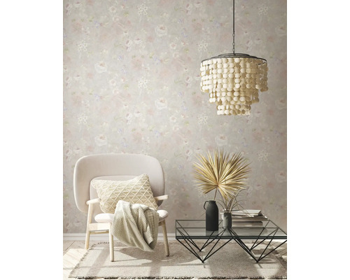 Vardagsrum med blommig tapet, fåtölj, soffbord och hängande lampa