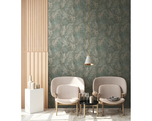 Vardagsrum med blommig tapet, två fåtöljer, sidobord och hänglampa