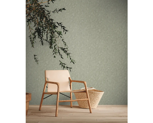 Vardagsrum med mönstrad tapet, trästol och korg