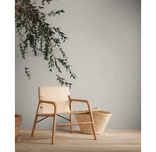 Ljust rum med sittplats, korg och dekoration