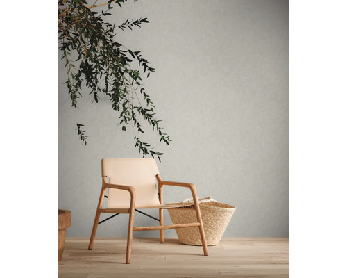 Ljust rum med sittplats, korg och dekoration