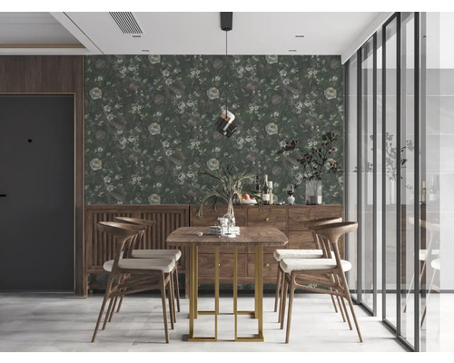 Matsal med blommig tapet, träbord och stolar