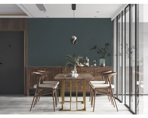 Matsal med träbord, stolar och skänk i modern design.