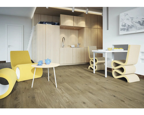 Vardagsrum med trägolv, pentry och matplats.