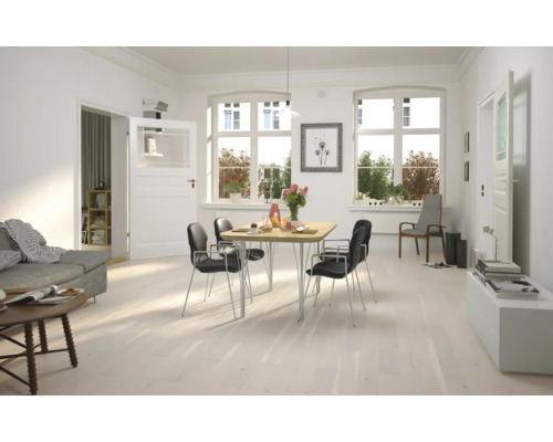 Ljust vardagsrum med trägolv, matbord och stolar