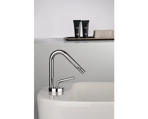 Bidéblandare av metall på ett handfat