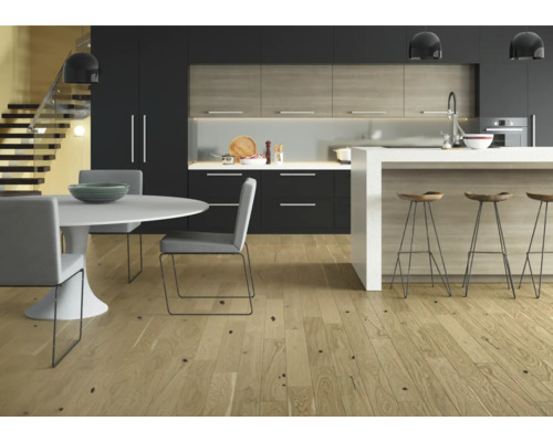 Ljust trägolv i modern köksdesign med matbord och köksö