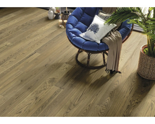 Interiör med trägolv och blå fåtölj