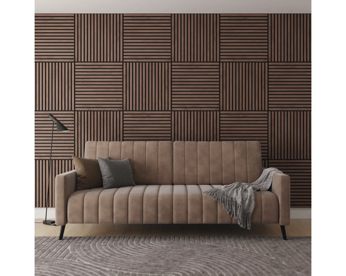 Vardagsrum med soffa, kuddar, filt, lampa, matta och väggpaneler