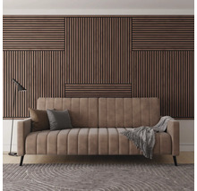 Vardagsrum med soffa, kuddar, filt, lampa och träpanelvägg