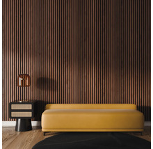 Interiörbild med väggpanel av trä, sidobord, lampa, soffa och matta