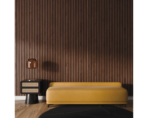 Interiörbild med väggpanel av trä, sidobord, lampa, soffa och matta