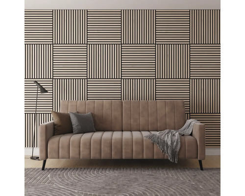 Vardagsrum med panelvägg, soffa och golvlampa