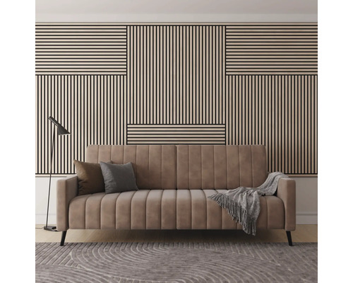 Vardagsrum med väggpaneler, soffa, kuddar, filt, matta och golvlampa.