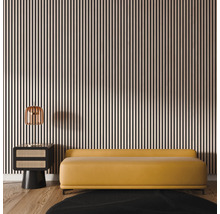 Vardagsrum med panelvägg, soffa, sidobord och lampa för modern inredning