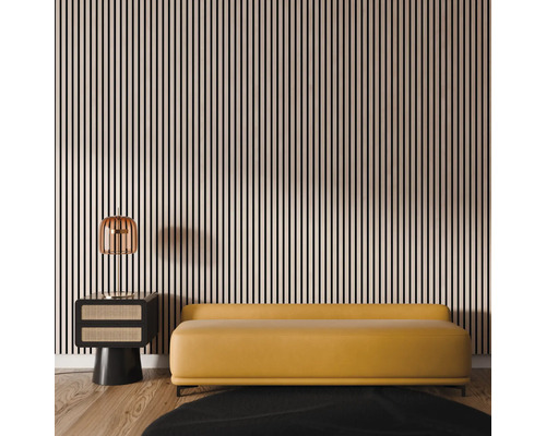 Vardagsrum med panelvägg, soffa, sidobord och lampa för modern inredning